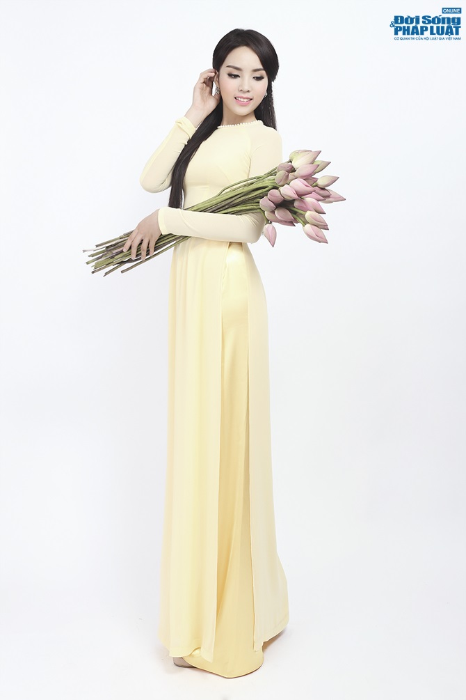 Hoa hậu Nguyễn Cao Kỳ Duyên diện áo dài e ấp bên hoa sen