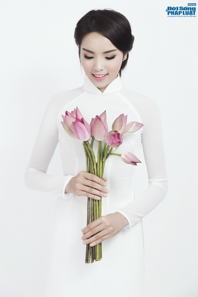 Hoa hậu Nguyễn Cao Kỳ Duyên diện áo dài e ấp bên hoa sen