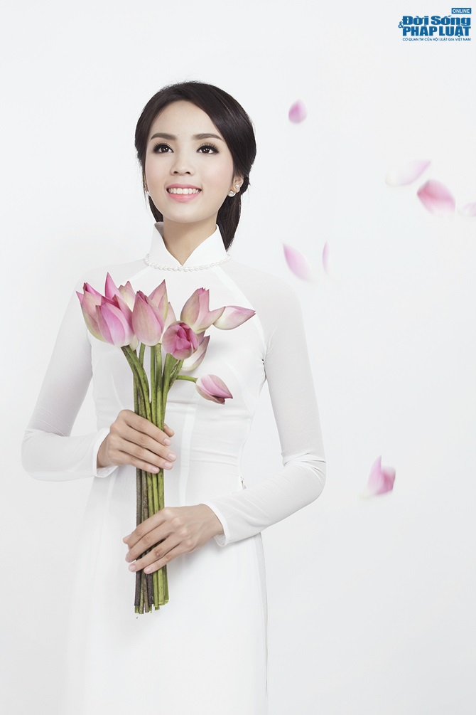 Hoa hậu Nguyễn Cao Kỳ Duyên diện áo dài e ấp bên hoa sen