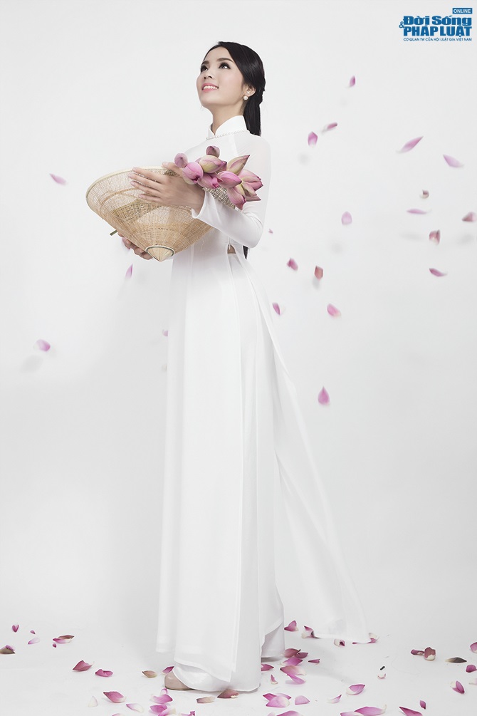 Hoa hậu Nguyễn Cao Kỳ Duyên diện áo dài e ấp bên hoa sen
