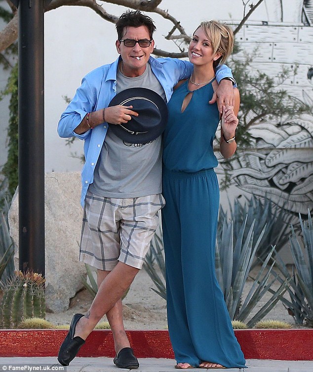 Charlie Sheen muốn có con với cô đào Brett Rossi