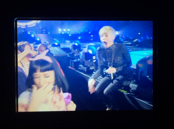 Miley Cyrus “khóa môi” Katy Perry trước hàng ngàn khán giả