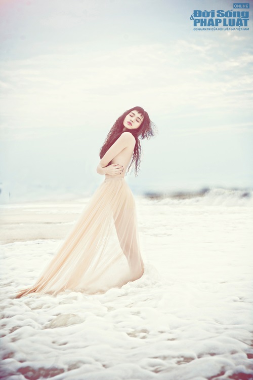 Đồng Lan bán nude đẹp mắt trong MV 