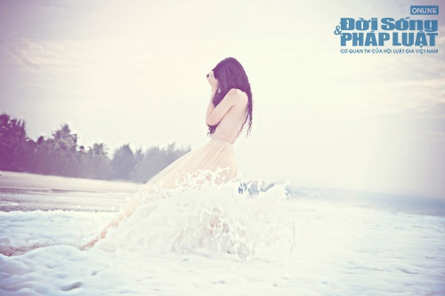 Đồng Lan bán nude đẹp mắt trong MV 