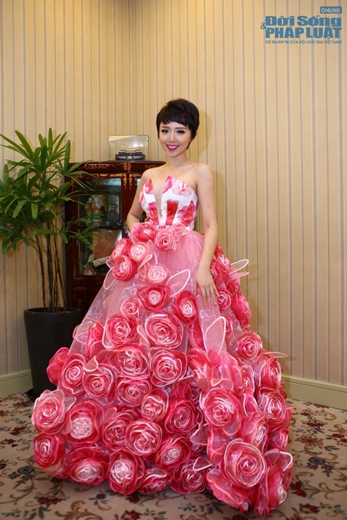 Tóc Tiên diện đầm sexy buông lơi vòng 1