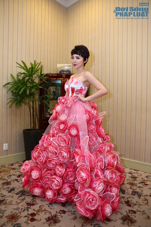 Tóc Tiên diện đầm sexy buông lơi vòng 1