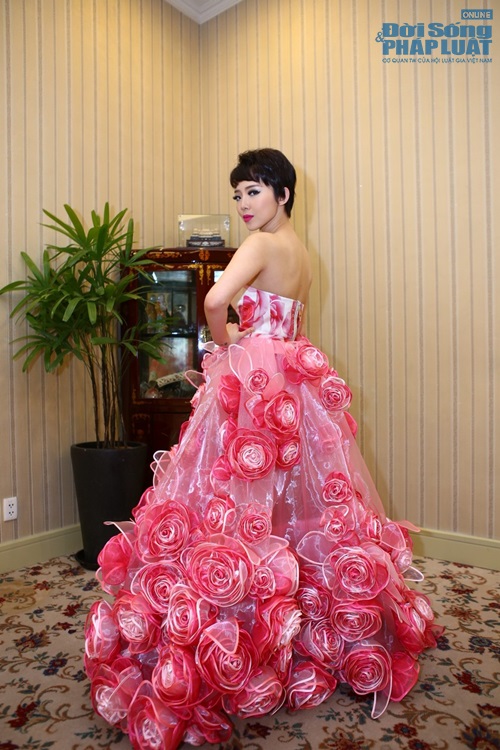 Tóc Tiên diện đầm sexy buông lơi vòng 1