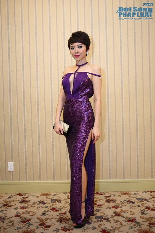 Tóc Tiên diện đầm sexy buông lơi vòng 1