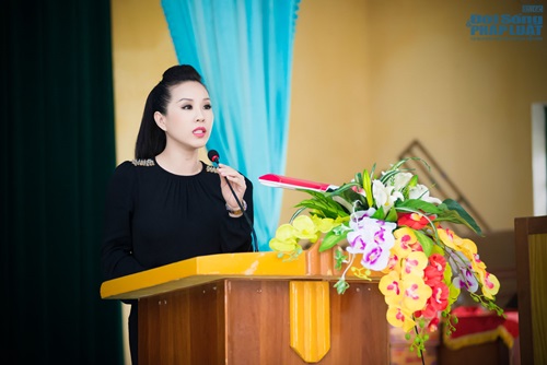 Hoa hậu Thu Hoài tặng quà cho người dân tộc thiểu số Thái Nguyên Hoa hậu Thu Hoài tặng quà cho người dân tộc thiểu số Thái Nguyên