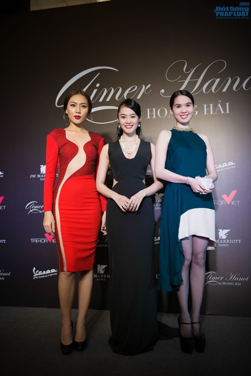 Ngọc Trinh đi giày cao chót vót đọ dáng cùng Ngọc Trinh đi giày cao chót vót đọ dáng cùng