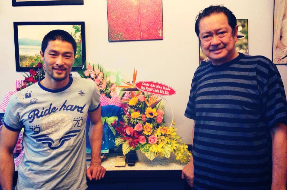 Facebook sao 24h: Johnny Trí Nguyễn tới nhà thăm Chánh Tín 