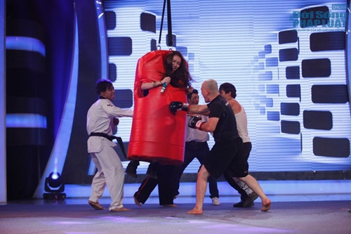 Thảo My bị đấm túi bụi và khóc thét vì sợ rắn