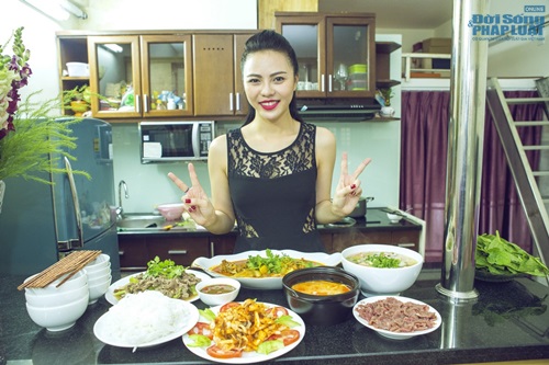 Vào bếp cùng Sao: Á hậu Trà Giang trổ tài bếp núc cực... đỉnh