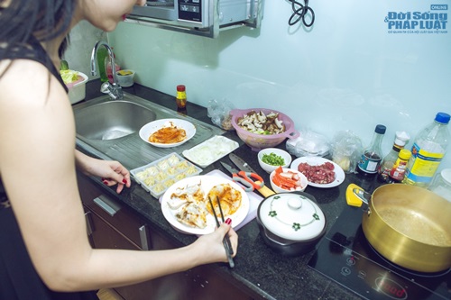 Vào bếp cùng Sao: Á hậu Trà Giang trổ tài bếp núc cực... đỉnh