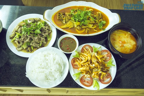 Vào bếp cùng Sao: Á hậu Trà Giang trổ tài bếp núc cực... đỉnh