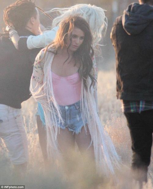 Lea Michele vô tình lộ vòng 1 trước máy quay