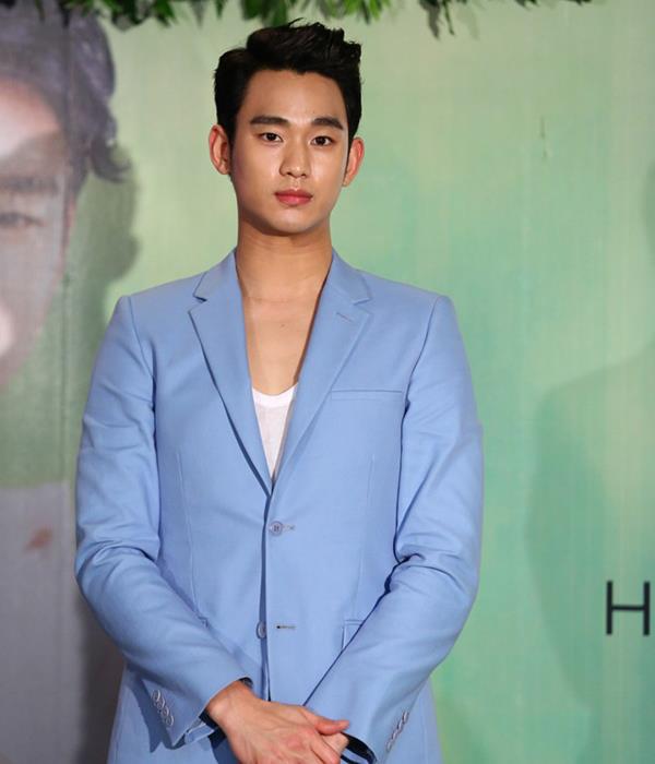 Kim Soo Hyun bị lên án vì yêu cầu fan Việt đứng lên tưởng niệm Kim Soo Hyun bị lên án vì yêu cầu fan Việt đứng lên tưởng niệm