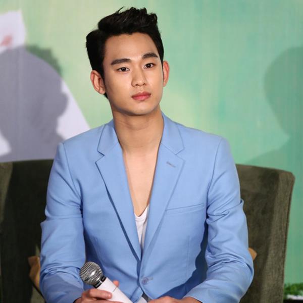 Kim Soo Hyun bị lên án vì yêu cầu fan Việt đứng lên tưởng niệm Kim Soo Hyun bị lên án vì yêu cầu fan Việt đứng lên tưởng niệm