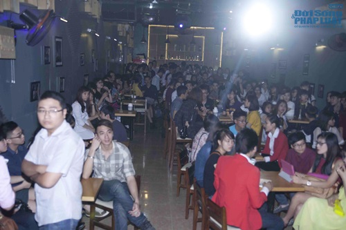 Sơn Paris “đỏ mặt” khi liên tục bị độc giả “tra khảo” về tình yêu