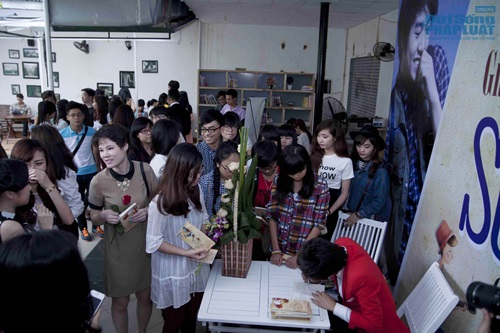 Sơn Paris “đỏ mặt” khi liên tục bị độc giả “tra khảo” về tình yêu