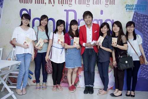 Sơn Paris “đỏ mặt” khi liên tục bị độc giả “tra khảo” về tình yêu