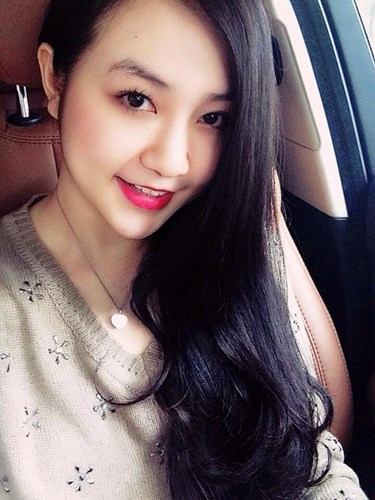 Lộ ảnh thủa đen nhẻm làm PG, mẫu ảnh của vợ Tuấn Hưng