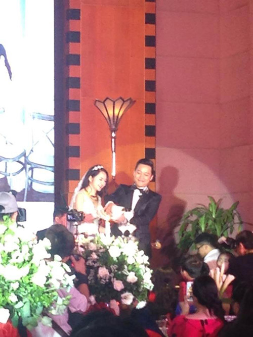 Vợ Đăng Khôi diện đầm sexy cùng chồng dự đám cưới Tuấn Hưng Vợ Đăng Khôi diện đầm sexy cùng chồng dự đám cưới Tuấn Hưng