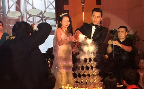 Vợ Đăng Khôi diện đầm sexy cùng chồng dự đám cưới Tuấn Hưng Vợ Đăng Khôi diện đầm sexy cùng chồng dự đám cưới Tuấn Hưng