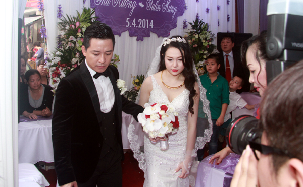 Tuấn Hưng đón dâu bằng siêu xe 10 tỷ đỏ chói