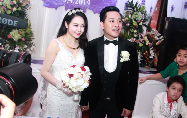 Tuấn Hưng đón dâu bằng siêu xe 10 tỷ đỏ chói