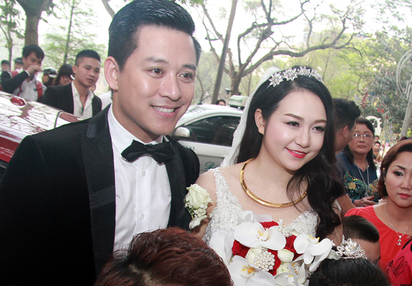 Tuấn Hưng đón dâu bằng siêu xe 10 tỷ đỏ chói