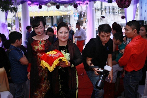 Tuấn Hưng đón dâu bằng siêu xe 10 tỷ đỏ chói