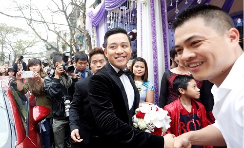 Tuấn Hưng đón dâu bằng siêu xe 10 tỷ đỏ chói