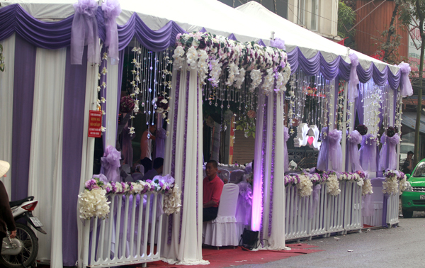 Tuấn Hưng đón dâu bằng siêu xe 10 tỷ đỏ chói