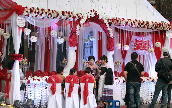 Tuấn Hưng đón dâu bằng siêu xe 10 tỷ đỏ chói