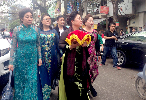 Tuấn Hưng đón dâu bằng siêu xe 10 tỷ đỏ chói