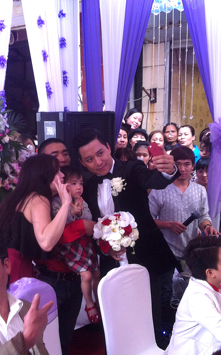 Tuấn Hưng đón dâu bằng siêu xe 10 tỷ đỏ chói