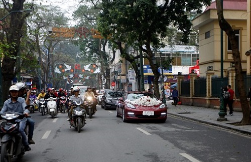 Tuấn Hưng đón dâu bằng siêu xe 10 tỷ đỏ chói