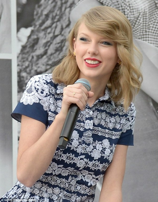 Taylor Swift tươi rói sau khi làm lành với Selena Gomez