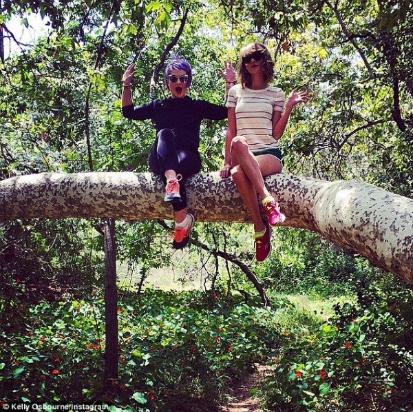 Taylor Swift tươi rói sau khi làm lành với Selena Gomez