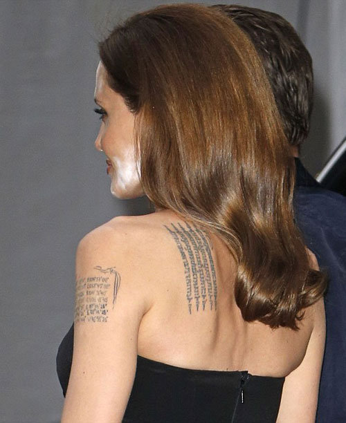Angelina Jolie để mặt loang lổ phấn