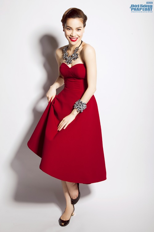 Hồ Ngọc Hà biến ảo với đầm ánh kim