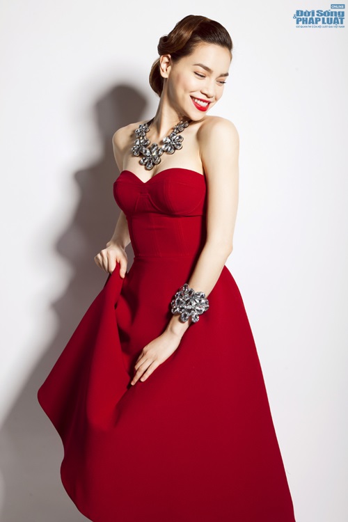 Hồ Ngọc Hà biến ảo với đầm ánh kim