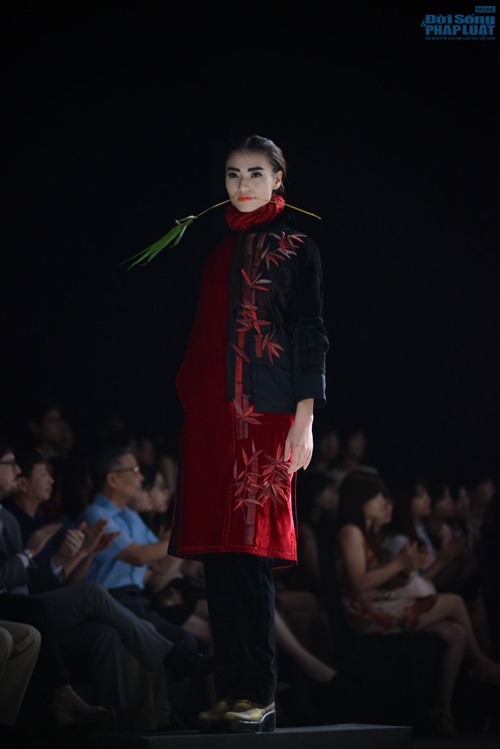 Hồng Quế môi ngậm nhành trúc, chân đi catwalk