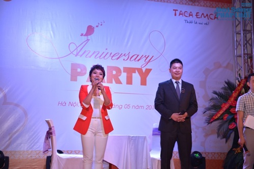 Thái Thùy Linh thử tài vật tay với bạn bè trên sân khấu