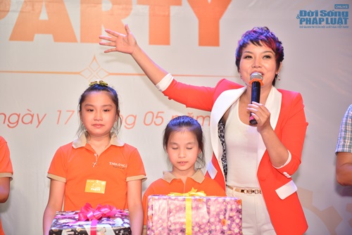 Thái Thùy Linh thử tài vật tay với bạn bè trên sân khấu