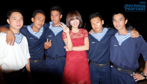 Văn Mai Hương hát “Niềm tin chiến thắng” cổ vũ chiến sĩ hải quân