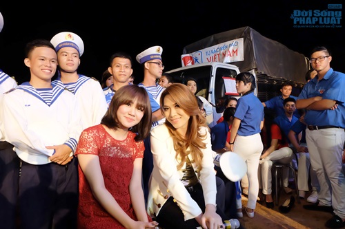 Văn Mai Hương hát “Niềm tin chiến thắng” cổ vũ chiến sĩ hải quân