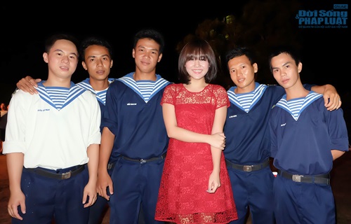 Văn Mai Hương hát “Niềm tin chiến thắng” cổ vũ chiến sĩ hải quân