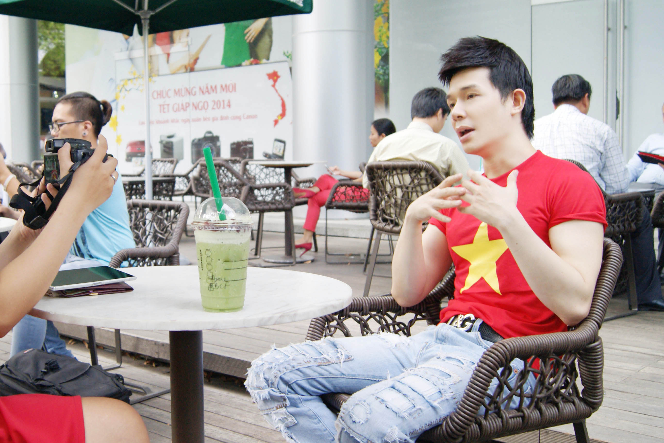 Nathan Lee, Ngọc Anh tự hào khoác lên mình áo in cờ Tổ quốc Nathan Lee, Ngọc Anh tự hào khoác lên mình áo in cờ Tổ quốc